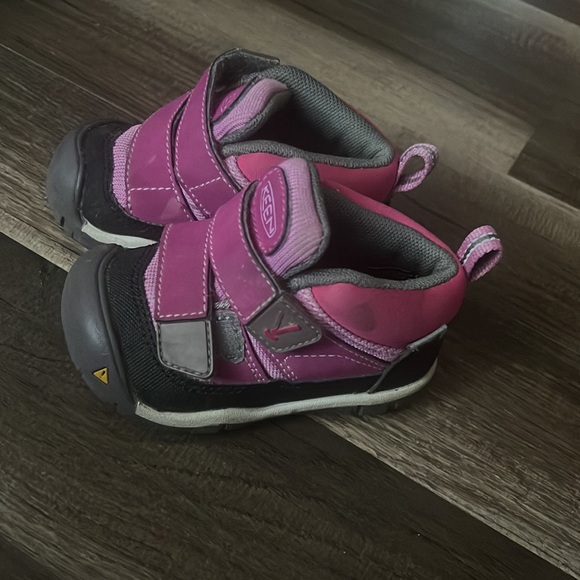 Keens toddler shoe size 5 - Picture 2 of 3